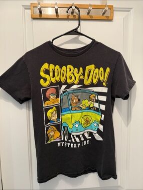 Scooby-Doo! Men’s Short Sleeve Graphic Tee - Black with Yellow & Blue Print